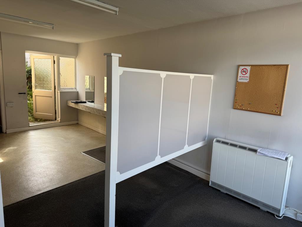 Lot: 20 - FORMER HAIRDRESSING SALON WITH POTENTIAL - Lobby Entrance